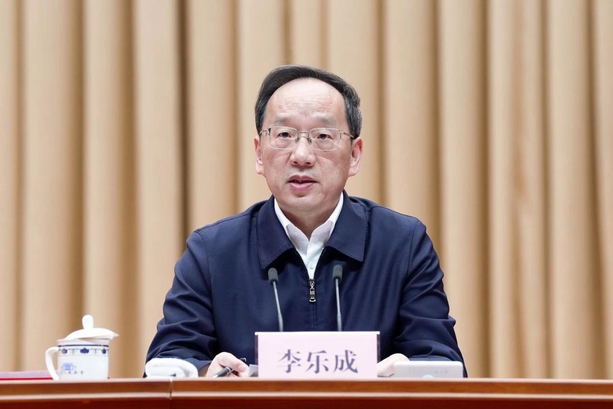辽宁省委书记郝鹏、省长王新伟赶到辽阳火灾事故现场指导善后处置工作